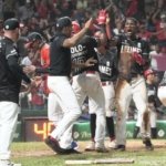 Leones remontan para vencer a Toros y lideran final beisbol RD