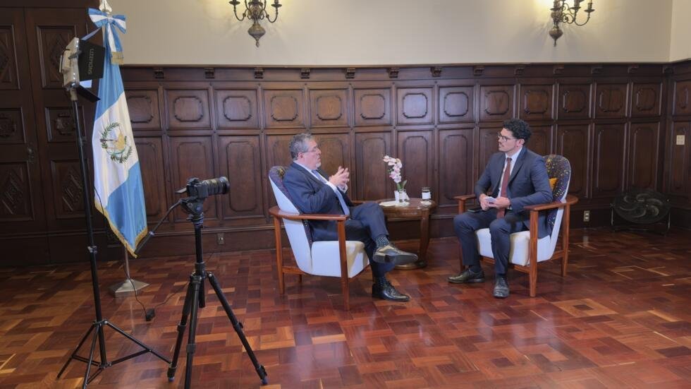 El presidente Bernardo Arévalo en entrevista con France 24 desde el Palacio Nacional de la Cultura, Ciudad de Guatemala, Guatemala.