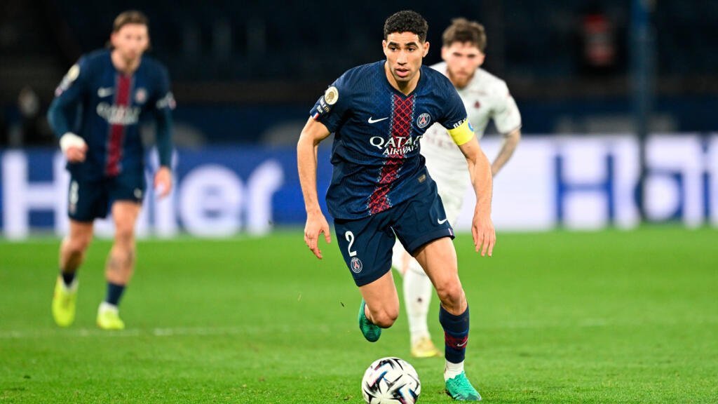 Achraf Hakimi, del PSG, controla el balón durante el partido de la Ligue 1 de Francia en París, Francia, el 21 de febrero de 2026.