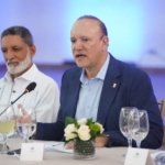 Alcalde Ulises Rodríguez respalda instalación de la Mesa de los Cinco Pilares y reafirma compromiso de Santiago con la educación