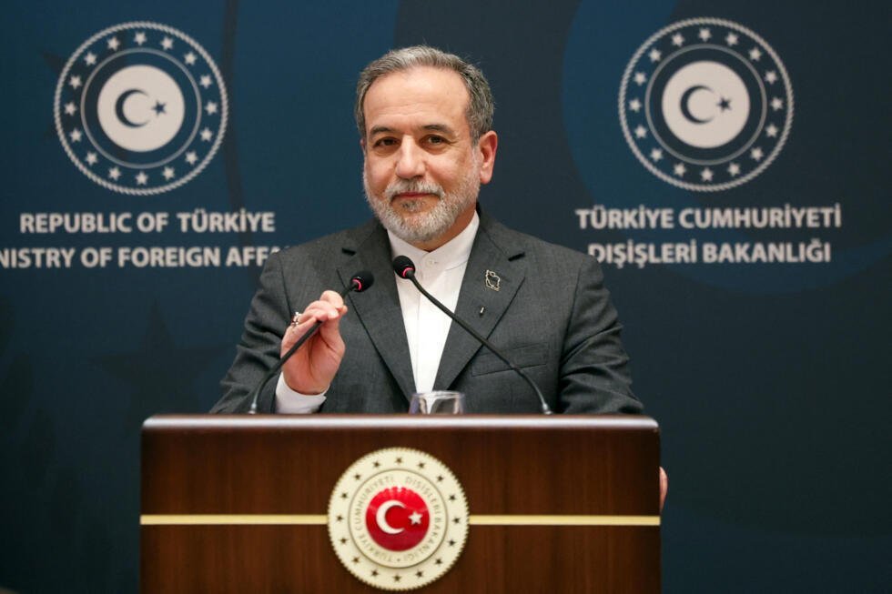 El ministro de Asuntos Exteriores iraní, Abbas Araqchi, asiste a una conferencia de prensa tras reunirse con su homólogo turco, Hakan Fidan, en Estambul, Turquía, el 30 de enero de 2026.