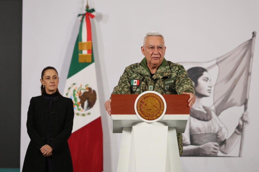 El secretario de Defensa de México, Ricardo Trevilla, toma la palabra en una conferencia de prensa, mientras la presidenta Claudia Sheinbaum observa. Ciudad de México, 23 de febrero de 2026.