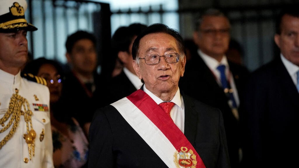 José Balcázar sale del edificio Faustino Sánchez Carrión después de ser elegido presidente interino, luego de una sesión de legisladores peruanos para elegir a un nuevo líder del Congreso para asumir la Presidencia de Perú, después de que derrocaron al presidente José Jeri por un escándalo que involucra reuniones no reveladas con un empresario chino.