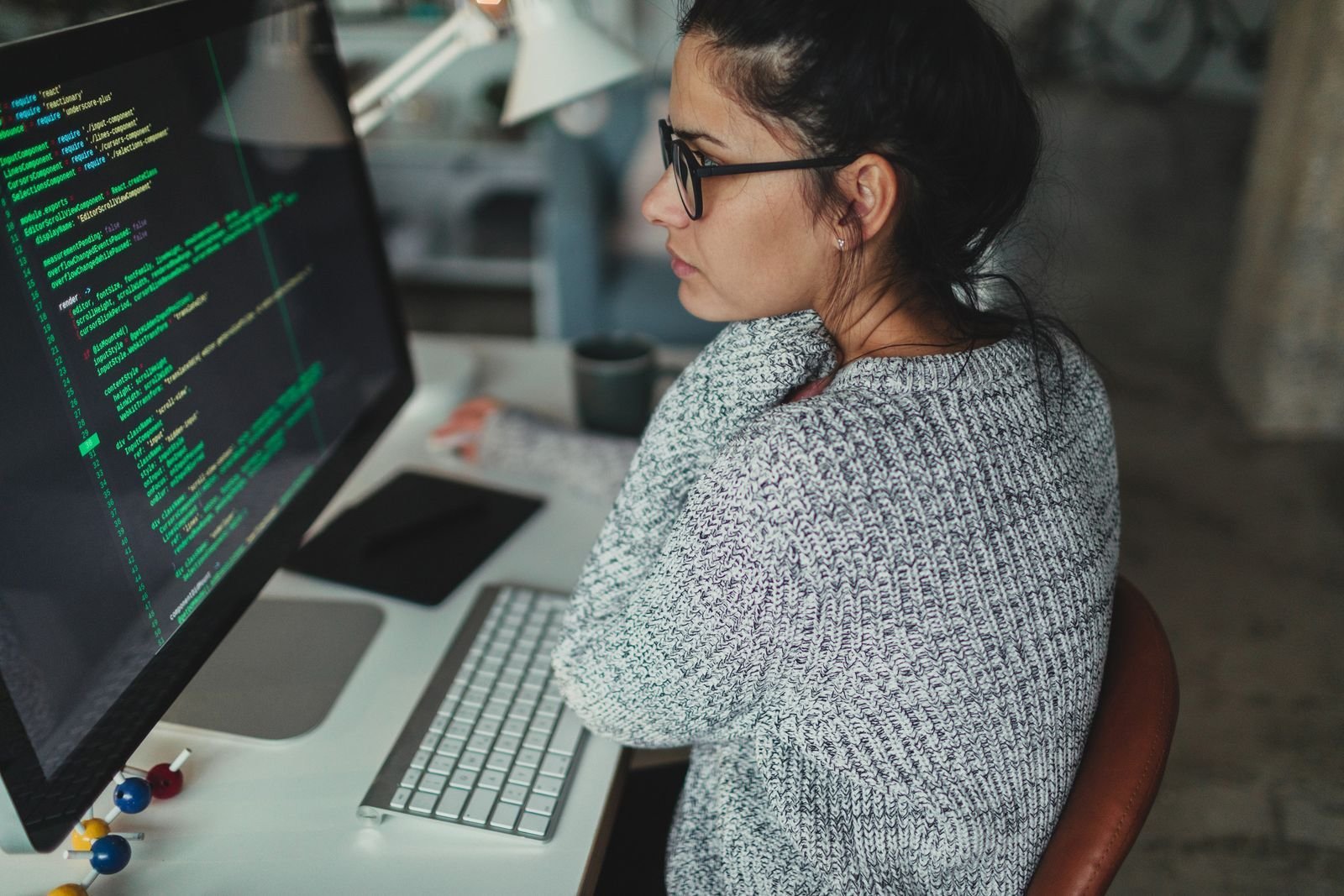 mujer trabajando frente a una computadora