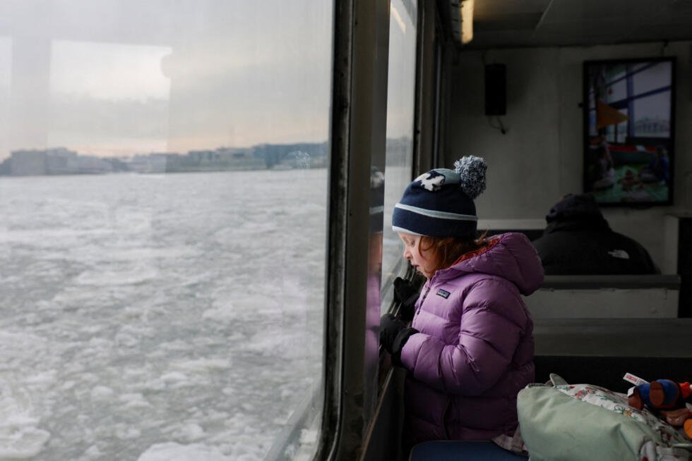 Una niña observa el hielo desde un ferry en Hoboken, Nueva Jersey, EE. UU., el 28 de enero de 2026.