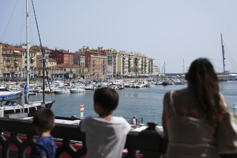 Una familia observa los barcos en el agua en Port Lympia, donde se llevará a cabo la próxima Conferencia de las Naciones Unidas sobre los Océanos el domingo 8 de junio de 2025, en Niza, Francia.