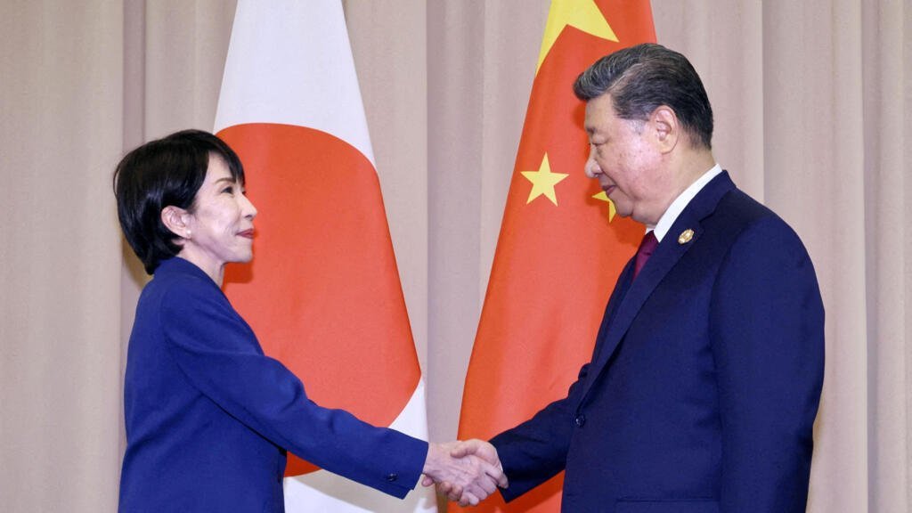 Archivo - La primera ministra japonesa, Sanae Takaichi, estrecha la mano del presidente chino, Xi Jinping, antes de sus conversaciones en Gyeongju, Corea del Sur, el 31 de octubre de 2025, en esta foto distribuida por Kyodo.