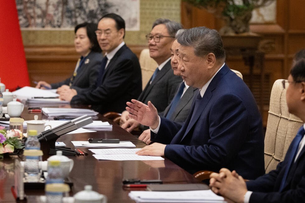 El presidente chino, Xi Jinping, participa en una reunión con el canciller alemán, Friedrich Merz, en Beijing (China), el 25 de febrero de 2026.