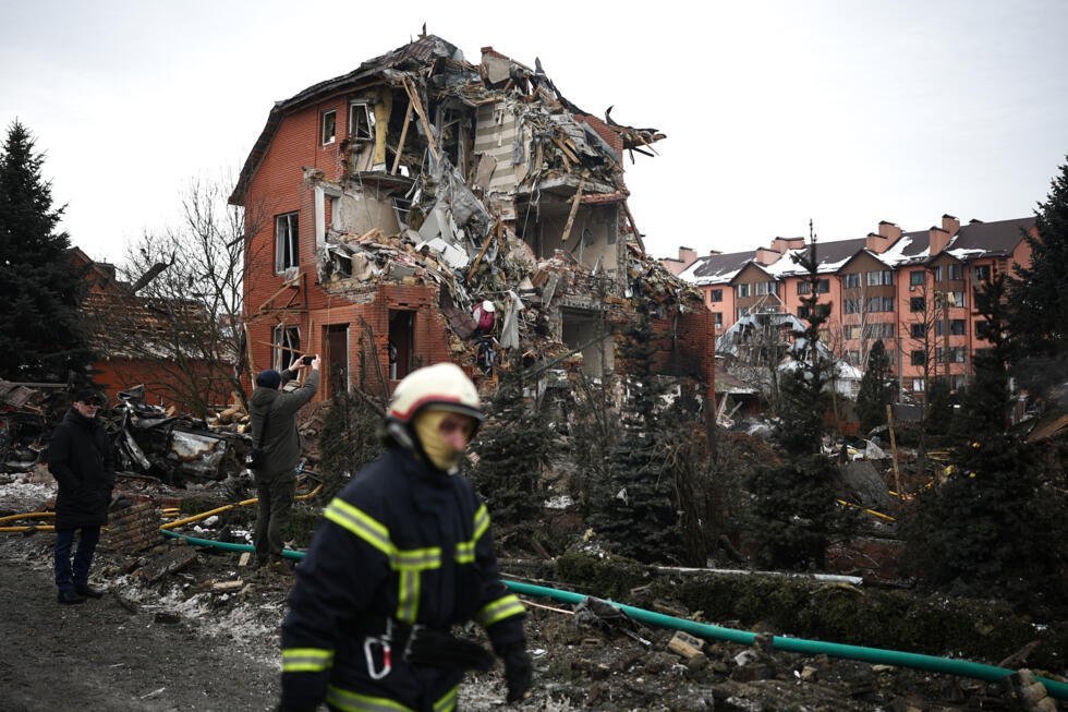 Un bombero ucraniano pasa frente a una casa destruida por un ataque aéreo en Sofiivska Borshchagivka, en la región de Kiev, el 22 de febrero de 2026.