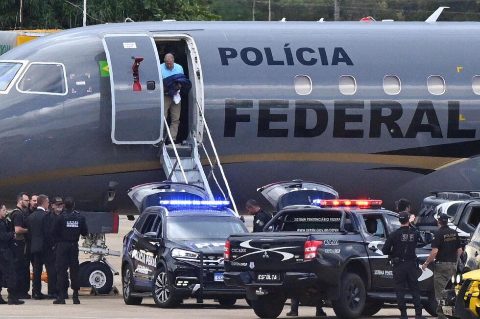 El diputado federal José 'Chiquinho' Brazão (c-arriba) desembarca de un avión de la Policía Federal luego de su captura el 24 de marzo de 2024, en un hangar del aeropuerto internacional Juscelino Kubitschek, en Brasilia (Brasil).