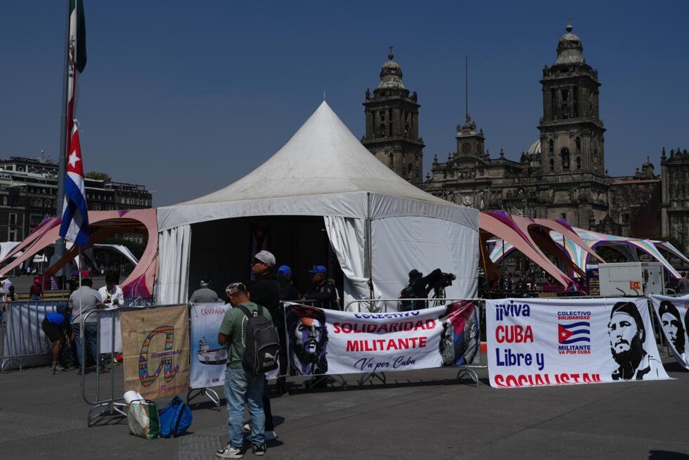 Personas se reúnen en torno a un centro de acopio en el Zócalo de Ciudad de México donde se reciben donaciones para aliviar la situación humanitaria en Cuba. 16 de febrero de 2026.
