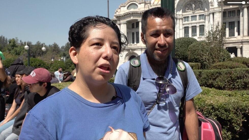 Adriana Batís Cabrera espera junto con al menos 50 personas vacunarse en el Palacio de Bellas Artes