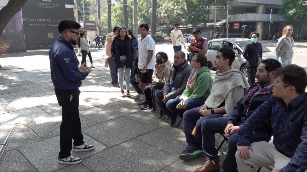 Leonardo Cortés, coordinador médico regional del IMSS-Bienestar, supervisa el módulo instalado sobre Paseo de la Reforma en Ciudad de México, México.