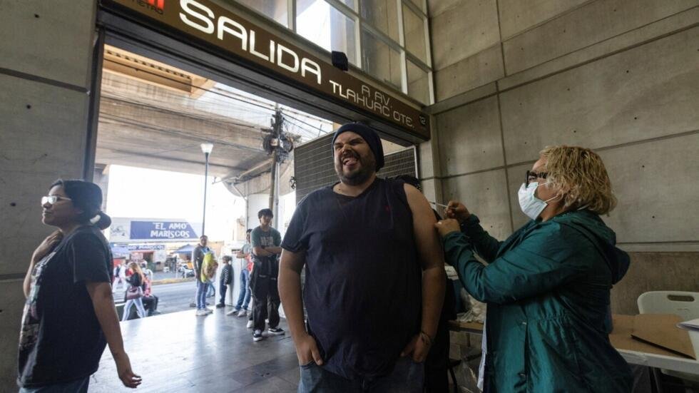 Una persona recibe una vacuna contra el sarampión mientras las autoridades sanitarias de México lanzan campañas de vacunación para frenar el aumento de casos y prevenir una transmisión regional más amplia, en la estación de metro Culhuacán en la Ciudad de México , México , el 9 de febrero de 2026.