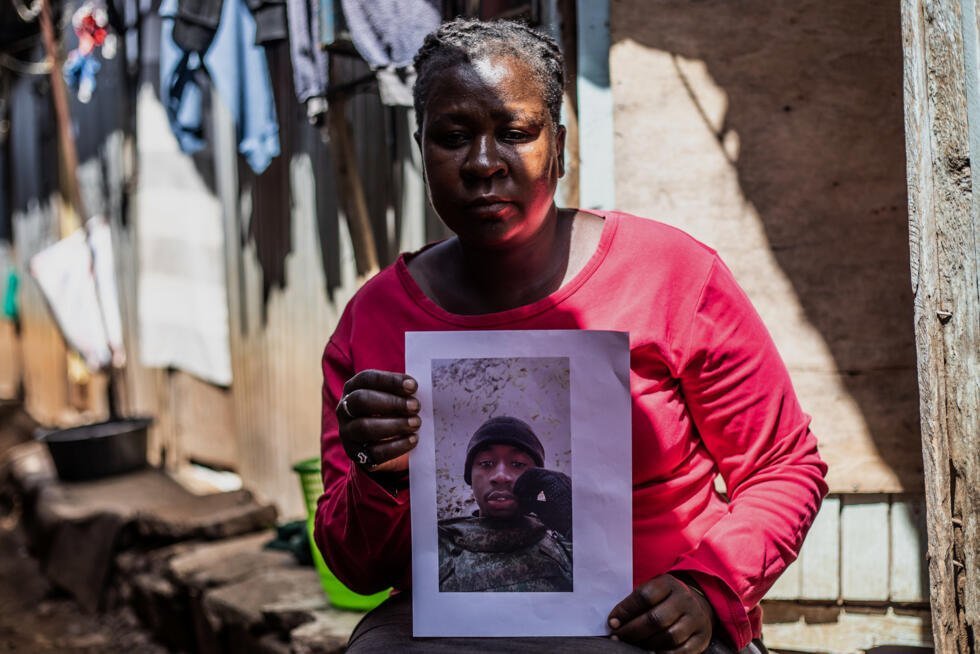 Susan Khandasi Kuloba, de 41 años, sostiene un retrato de su hijo David Shitanda, uno de los kenianos que se unieron al ejército ruso en Ucrania, en el asentamiento informal de Kibera, Nairobi, el 29 de enero de 2026.