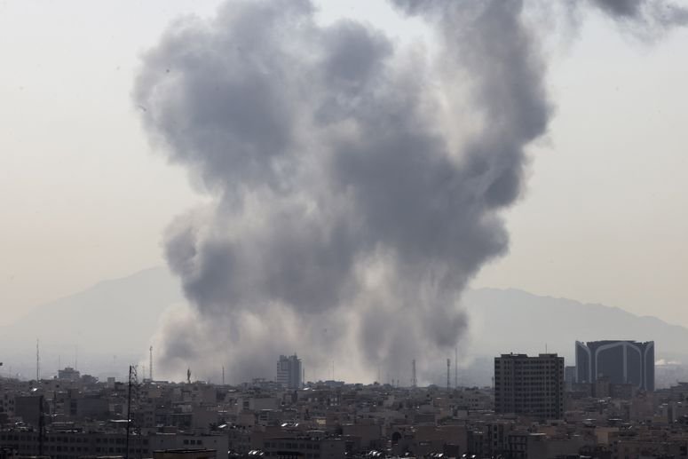 Una columna de humo se eleva tras una explosión reportada en Teherán el 28 de febrero de 2026.