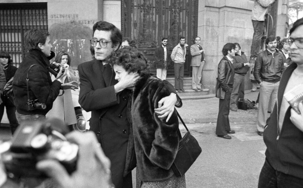 La diputada Nona Inés Vilariño Salgado sale del Congreso de los Diputados tras la ocupación militar del 23-F.