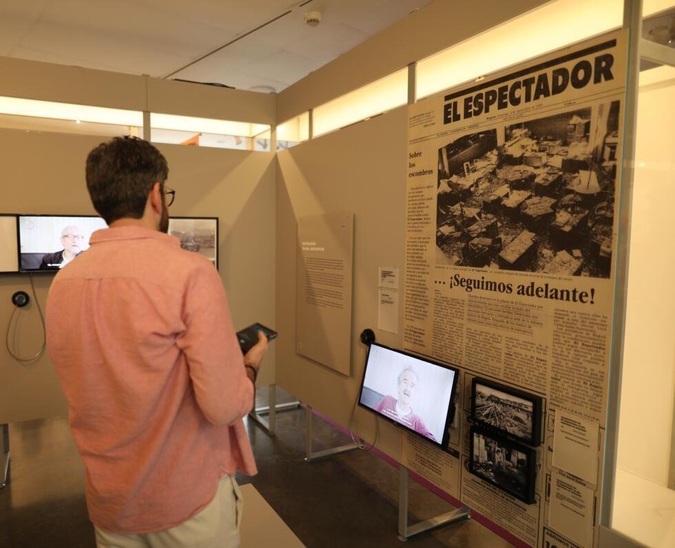 El miembro del colectivo civil Ta’ afi, Ahmad Helmi, visita el museo del Centro Memoria y Paz de Bogotá, el 12 de febrero de 2026.
