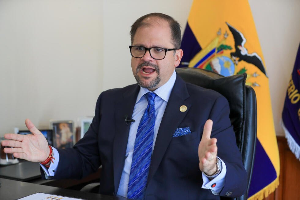 Fotografía de archivo del 18 de junio de 2025 del ministro del Interior de Ecuador, John Reimberg, hablando en una entrevista con EFE en Quito (Ecuador). Reimberg calificó de "absurdo" que el narcotraficante Wilmer Chavarría ('Pipo'), máximo líder de Los Lobos, la organización criminal más grande y poderosa del país andino, haya querido vincular este miércoles al presidente Daniel Noboa con el asesinato del candidato presidencial Fernando Villavicencio.