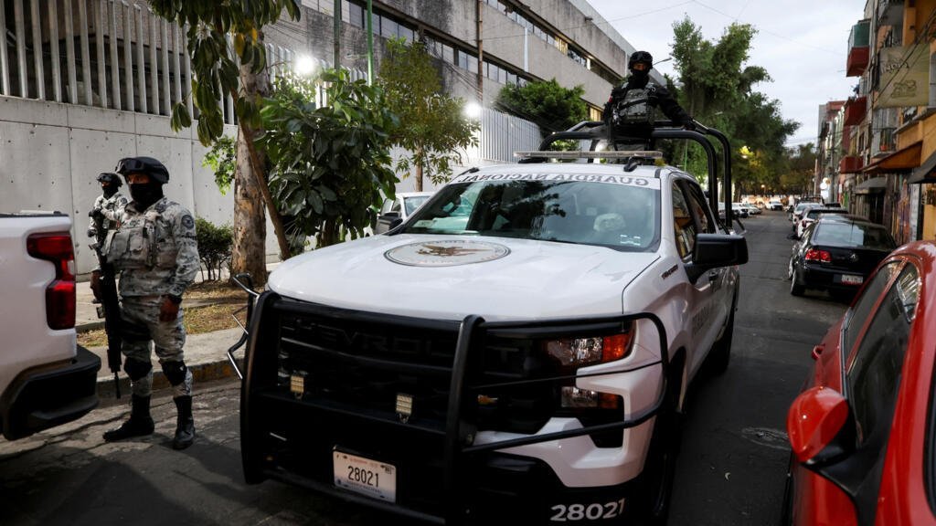 Miembros de la Guardia Nacional vigilan las instalaciones de la Fiscalía Especializada en Delincuencia Organizada (FEMDO), donde se sospecha que las autoridades tienen el cuerpo de El Mencho, tras un operativo militar en el que, según una fuente gubernamental, el narcotraficante mexicano Nemesio Oseguera, conocido como "El Mencho", fue asesinado en el estado de Jalisco, en la Ciudad de México, México, el 22 de febrero de 2026.