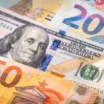 El dólar bajó 17 cts y el euro 25, eran vendidos a $61.21 y $74.92