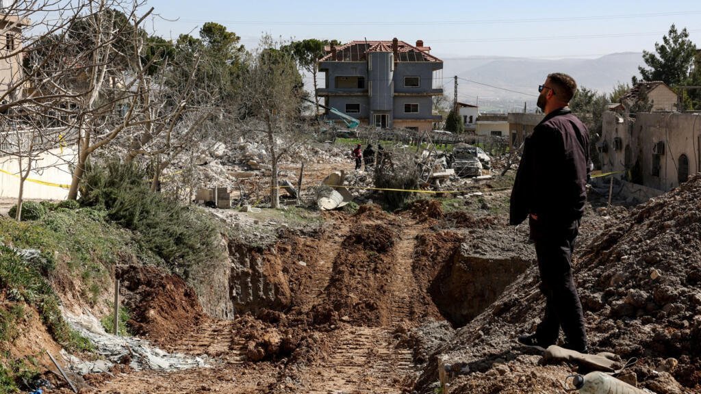 Un hombre inspecciona los daños causados por un ataque israelí el viernes en Bednayel, valle de Bekaa, en Líbano, el 21 de febrero de 2026.