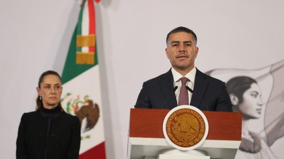 El secretario de Seguridad y Protección Ciudadana de México, Omar García Harfuch, habla ante la mirada de la presidenta Claudia Sheinbaum durante su conferencia de prensa matutina en el Palacio Nacional de la Ciudad de México, el lunes 23 de febrero de 2026, un día después de que el ejército mexicano matara a Nemesio Oseguera Cervantes, líder del Cártel Jalisco Nueva Generación, conocido como "El Mencho".