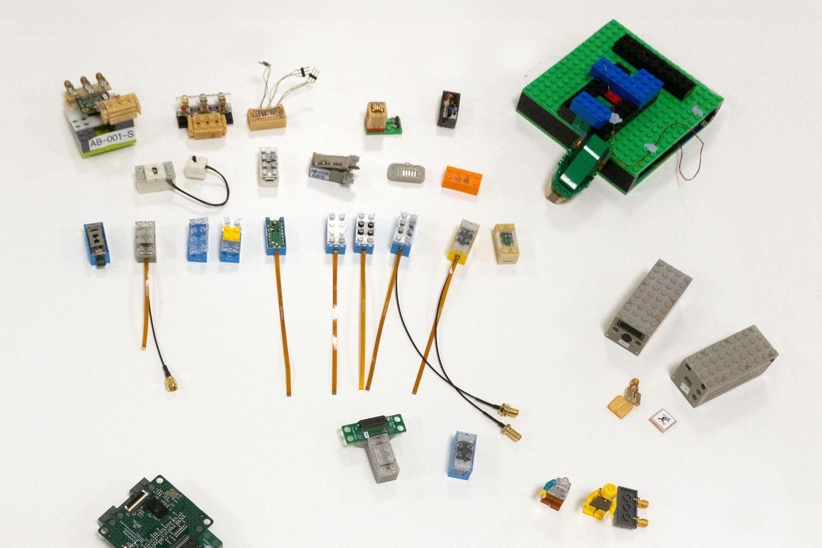 Abarcar una matriz de LED un acelerómetro sensores de luz un sensor de sonido un altavoz en miniatura carga inalmbrica...