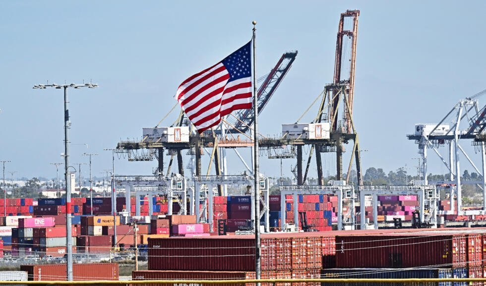 Archivo: contenedores de carga se apilan en el puerto de Long Beach el 4 de marzo de 2025 en Long Beach, California, mientras entran en vigor los aranceles del presidente estadounidense Donald Trump a Canadá y México.
