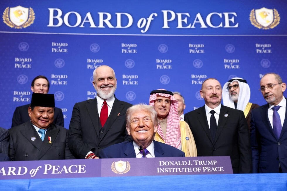 El presidente estadounidense, Donald Trump, posa junto a los representantes de algunos países que asistieron a la reunión inaugural de la 'Junta de Paz' para Gaza, en Washington D.C., 19 de febrero de 2026.