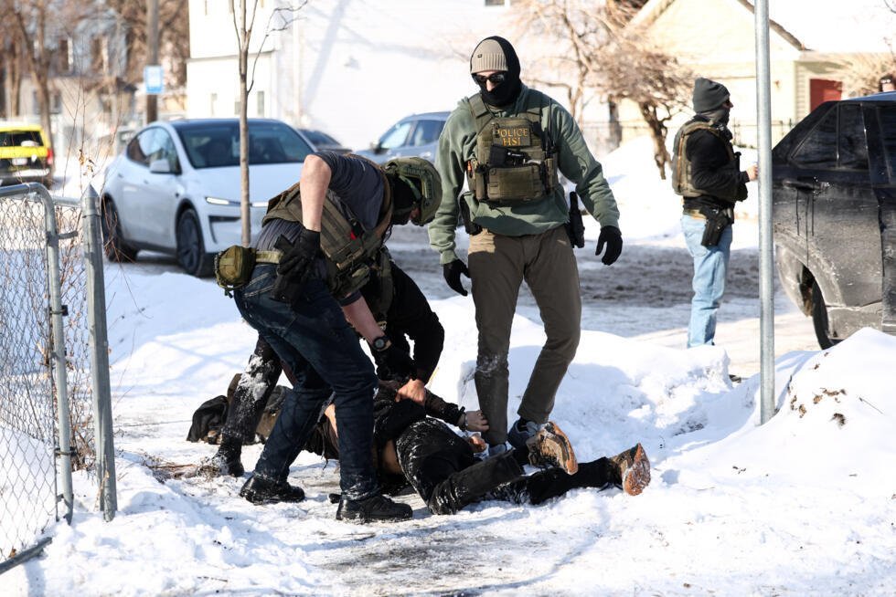 Agentes federales de Inmigración detienen a un manifestante en Minneapolis, Minnesota, el 3 de febrero de 2026.