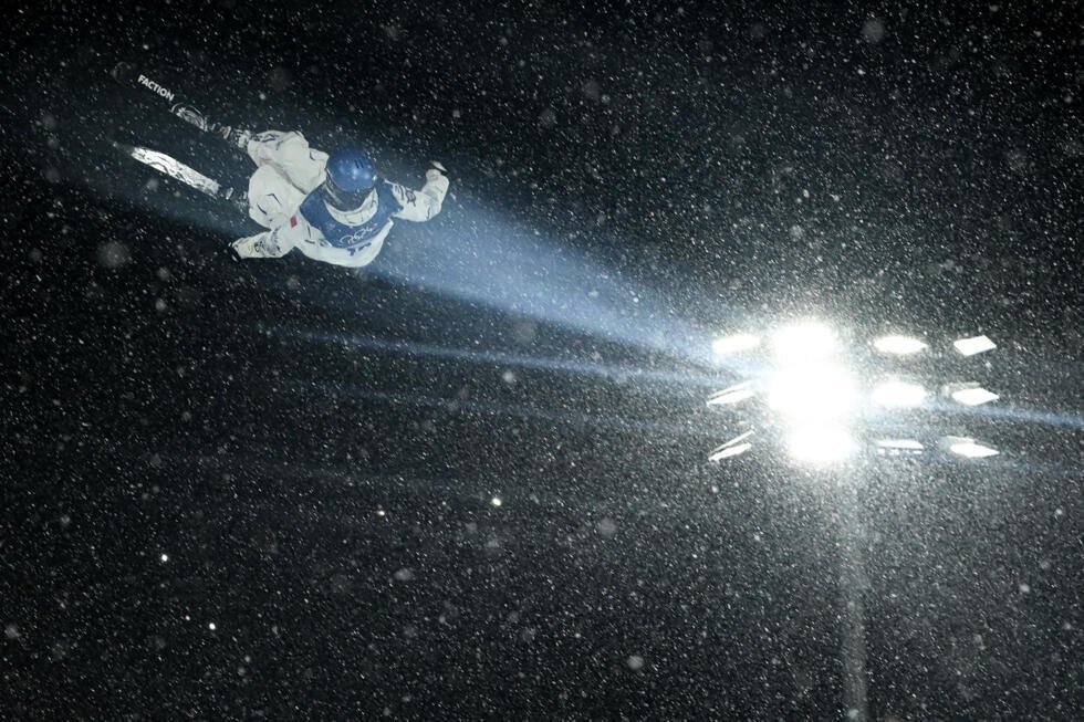 Eileen Gu durante la final del big air del esquí acrobático de los Juegos Olímpicos de Invierno de Milán-Cortina, donde se llevó la medalla de plata. En Livigno (norte de Italia), el 16 de febrero de