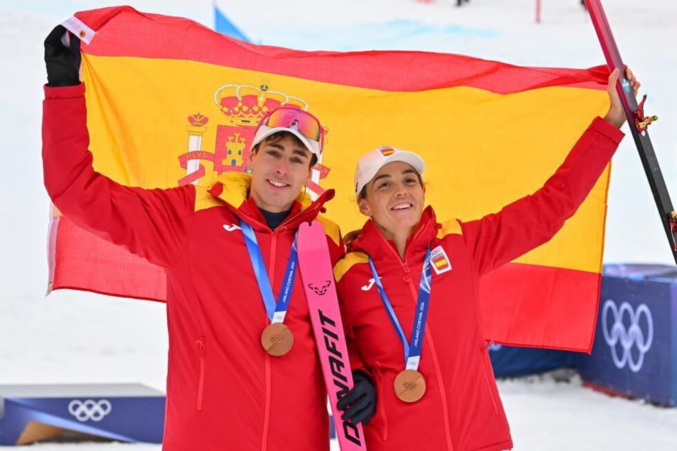 Oriol Cardona y Ana Alonso festejan su bronce en el relevo mixto del esquí de montaña de los Juegos Olímpicos de Invierno de Milán-Cortina. En Bormio (norte de Italia), el 21 de febrero de 2026
