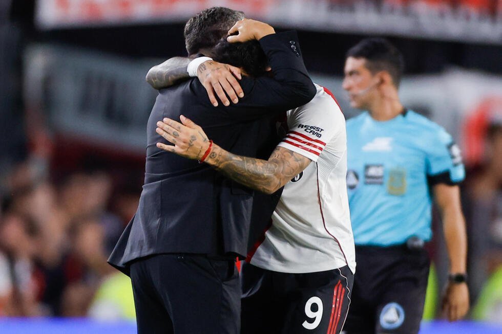 Sebastián Driusi (9) abraza al entrenador Marcelo Gallardo luego de anotar un gol en la victoria del River Plate sobre Banfield en partido de la Primera División del fútbol argentino. Buenos Aires, 26 de febrero de 2026.