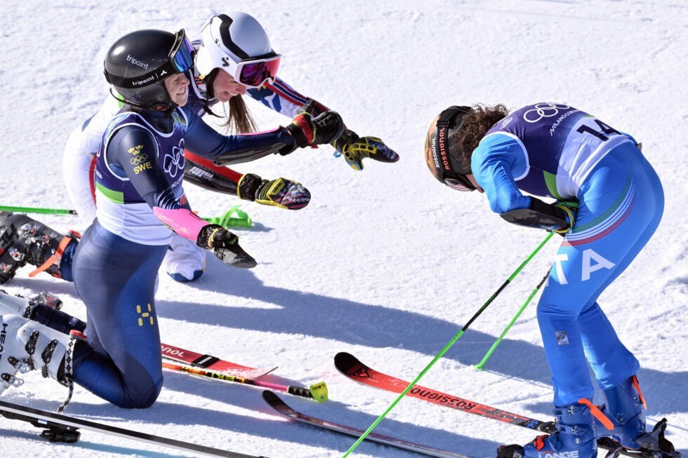 Sara Hector y Thea Louise Stejernesund, ganadoras de la plata, se postran ante la campeona Federica Brignone tras el eslalon gigante de los Juegos Olímpicos de Milán-Cortina. En Cortina d'Ampezzo (Italia), el 15 de febrero de 2026