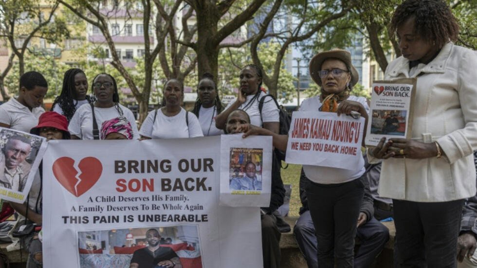 Familiares de los ciudadanos kenianos reclutados por el Ejército ruso exigen medidas al gobierno de William Ruto, en Nairobi, Kenia, el 19 de febrero de 2026.