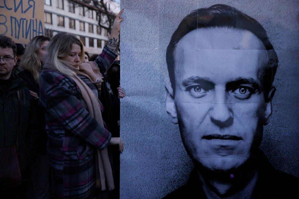 FOTO DE ARCHIVO: Personas se reúnen frente a la embajada rusa tras la muerte del líder opositor ruso Alexei Navalny, según informaron las autoridades penitenciarias de la región rusa de Yamalo-Nenets, donde cumplía su condena, en Varsovia, Polonia, el 16 de febrero de 2024.