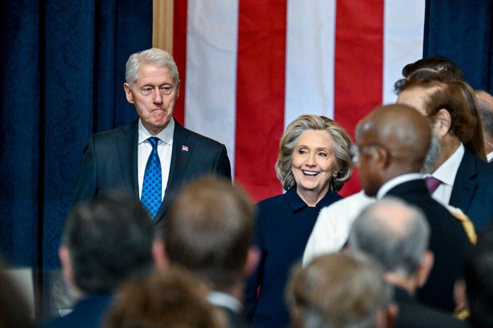 El expresidente estadounidense Bill Clinton y su esposa, la exsecretaria de Estado Hillary Clinton, llegan a la toma de posesión de Donald Trump en el Capitolio, en Washington, el 20 de enero de 2025.
