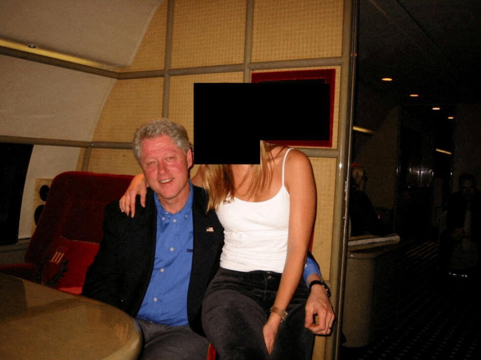 El expresidente estadounidense Bill Clinton y una mujer aparecen en esta imagen del patrimonio del difunto financiero y delincuente sexual convicto Jeffrey Epstein, publicada por el Departamento de Justicia en Washington, D.C., EE. UU., el 19 de diciembre de 2025.