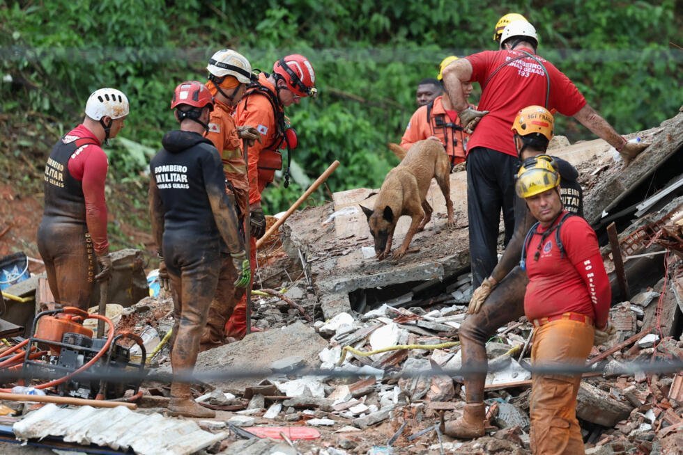 Los equipos de rescate operan después de que el Gobierno de Brasil decretó un estado de calamidad debido a las fuertes lluvias que han matado a residentes y dejado personas desaparecidas, en Juiz de Fora, estado de Minas Gerais, Brasil, el 24 de febrero de 2026.