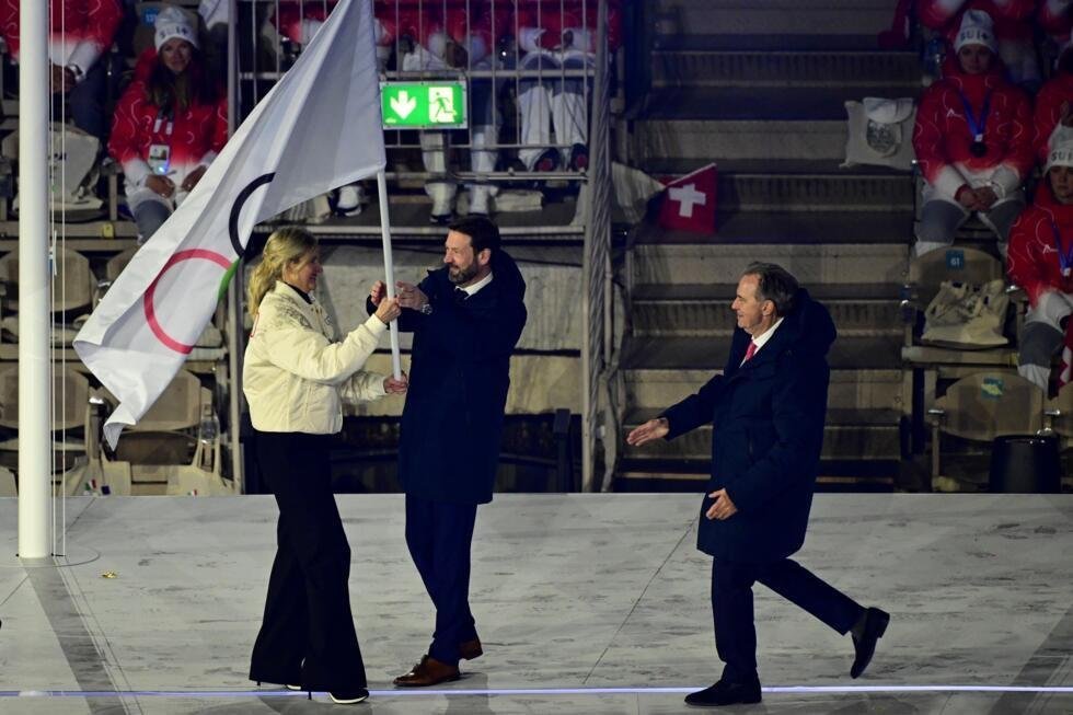 Renaud Muselier (derecha), presidente de Provenza-Alpes-Costa Azul, y Fabrice Pannekoucke (centro), presidente de Auvernia-Ródano-Alpes, reciben la bandera olímpica de parte de la presidenta del COI, Kirsty Coventry, en la ceremonia de clausura de Milán-Cortina. En Verona (norte de Italia), el 22 de febrero de 2026