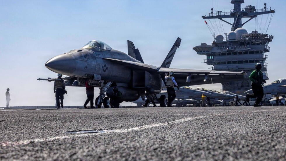 Archivo: un F/A-18E Super Hornet se prepara para despegar desde la cubierta de vuelo del portaaviones USS Abraham Lincoln de la clase Nimitz de la Armada de los EE. UU. en el Mar Arábigo el 15 de febrero de 2026.