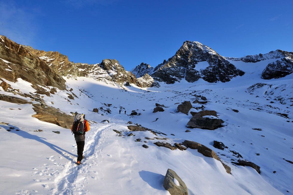 Foto de archivo de un montañista subiendo a la cumbre del Grossglockner, la montaña más alta de Austria y la segunda más elevada de los Alpes. Tirol, Austria, 8 de octubre de 2008.