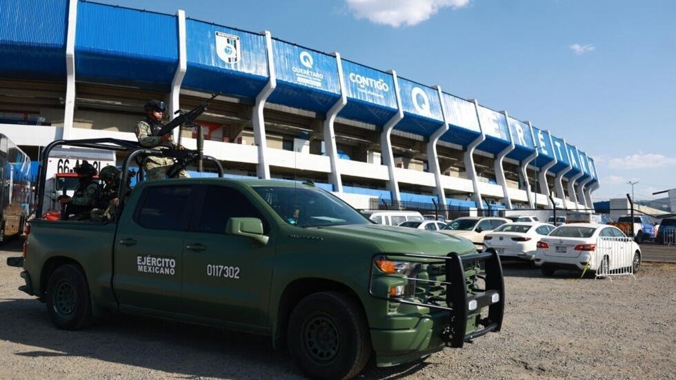 Amistoso internacional - México vs Islandia - Estadio Corregidora, Santiago de Querétaro, México - 25 de febrero de 2026 Vista general de miembros del ejército mexicano afuera del estadio antes del partido días después de una ola de bloqueos y ataques del crimen organizado desatada por un operativo militar mexicano en el que murió el líder del Cártel Jalisco Nueva Generación, Nemesio Oseguera, conocido como "El Mencho".