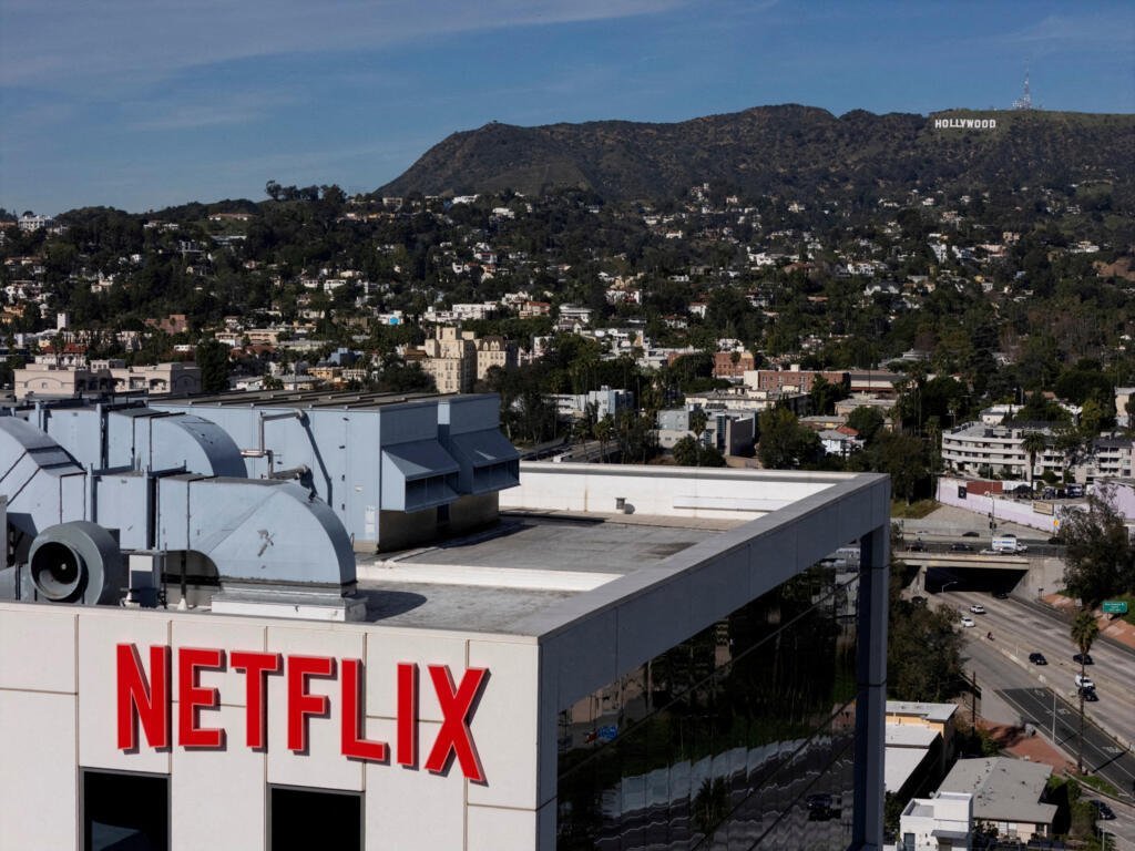 (Archivo) Una vista de dron muestra el logotipo de Netflix en uno de los edificios de la compañía en el barrio de Hollywood en Los Ángeles, California, EE. UU., el 20 de enero de 2026.