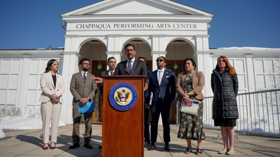 El representante Ro Khanna, demócrata por California, habla afuera del Centro de Artes Escénicas de Chappaqua, donde el expresidente Bill Clinton testifica ante un comité como parte de una investigación del Congreso sobre el delincuente sexual convicto Jeffrey Epstein, el 27 de febrero de 2026, en Chappaqua, Nueva York.