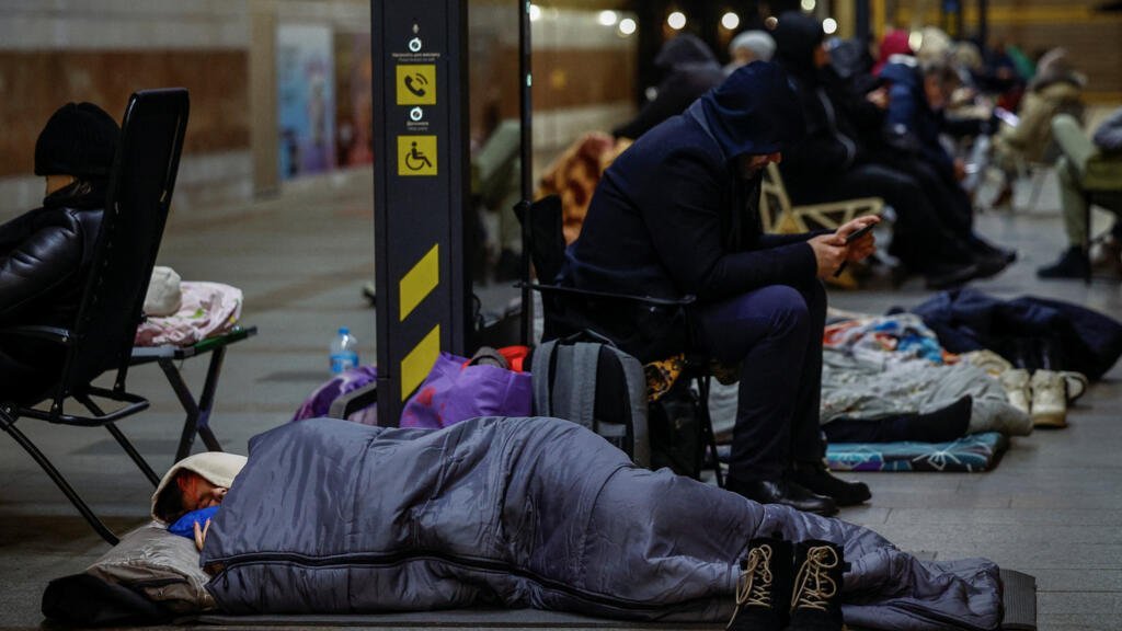 Personas se refugian en una estación de metro durante un ataque con misiles y drones rusos, en medio de la ofensiva de Rusia contra Ucrania, en Kiev, Ucrania, el 26 de febrero de 2026.