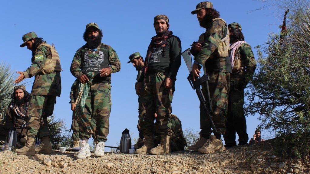 Des militaires afghans montent la garde le long de la frontière dans le district de Zazai Maidan, dans la province de Khost, en Afghanistan, le dimanche 12 octobre 2025, après des affrontements noctur