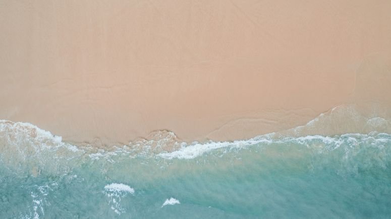 Toma aérea de una playa tranquila en el Cabo Oriental, Sudáfrica.