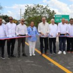 Presidente entrega carretera y muro de gaviones en Villa Riva